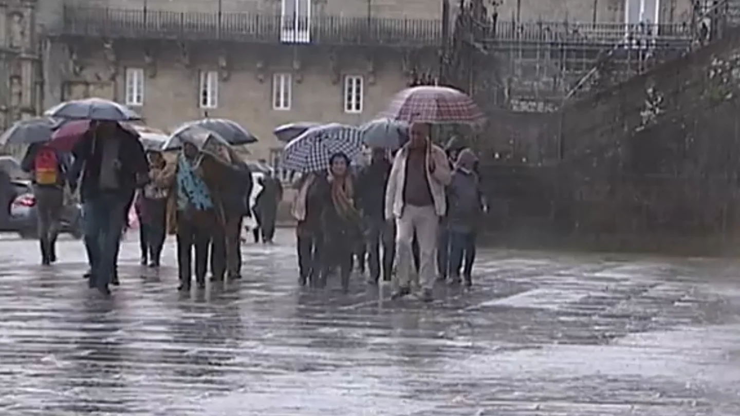 Gente paseando en Santiago de Compostela lloviendo Gente paseando en Santiago de Compostela lloviendo