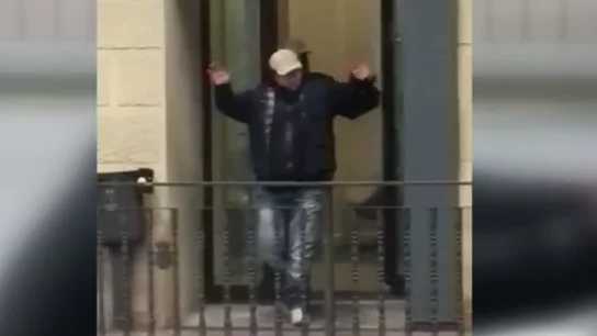 Uno de los atracadores del banco en Cangas de Onís Uno de los atracadores del banco en Cangas de Onís