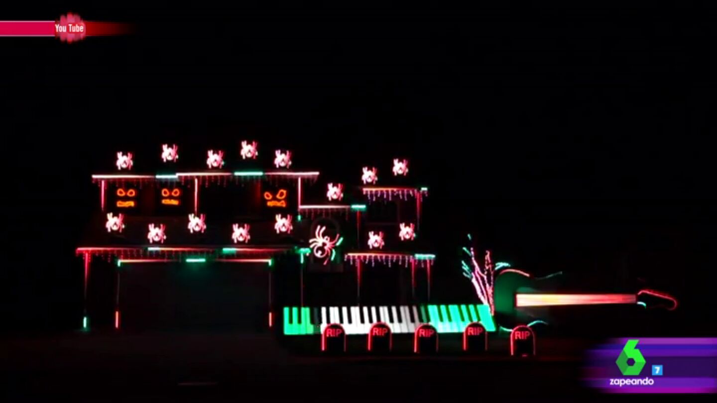 Al comp&aacute;s de luces, m&uacute;sica, calabazas e instrumentos: as&iacute; decora su casa para Halloween un youtuber estadounidense