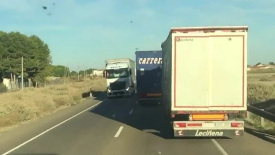 Adelantamiento temerario de un camión Adelantamiento temerario de un camión