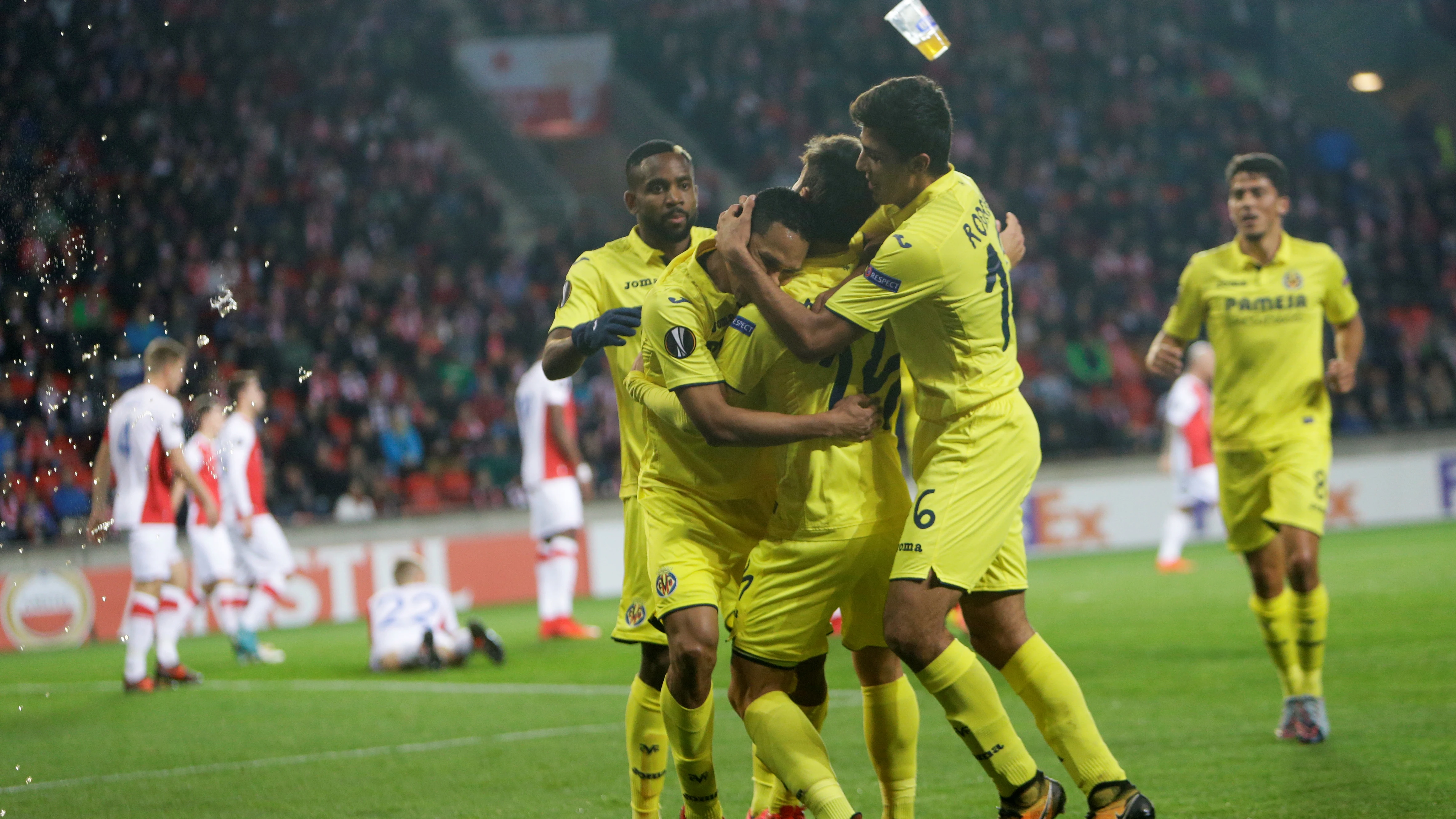 Los jugadores del Villarreal celebran el 0-1 ante el Slavia de Praga