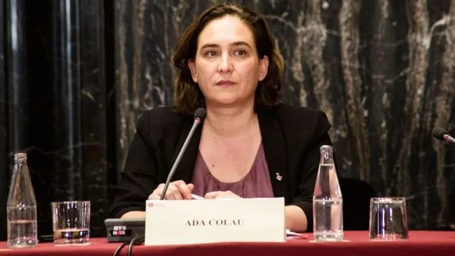 Ada Colau en una reunión con los cónsules de Barcelona._643x397