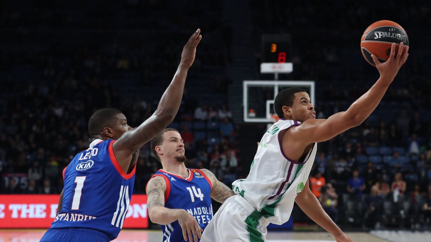 Ray McCallum trata de encestar ante la defensa del Efes