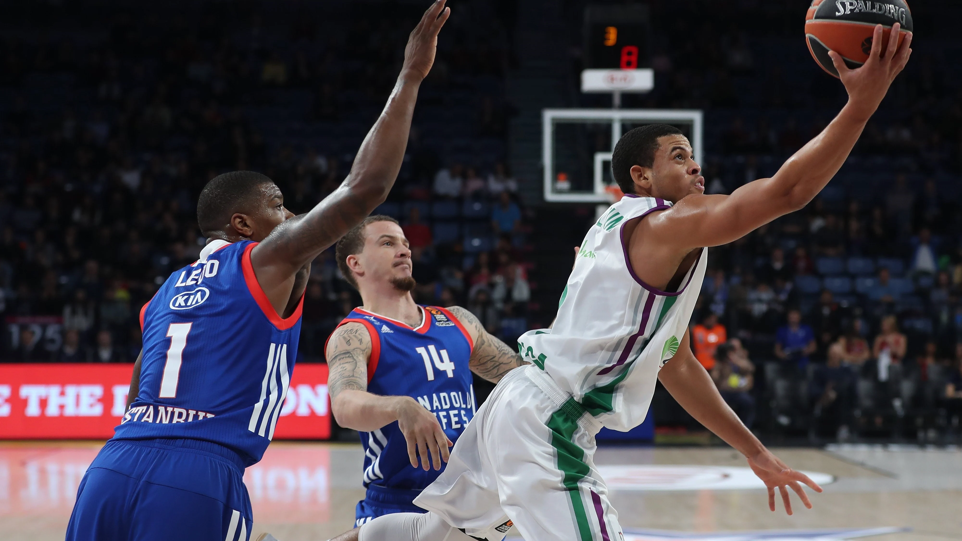 Ray McCallum trata de encestar ante la defensa del Efes