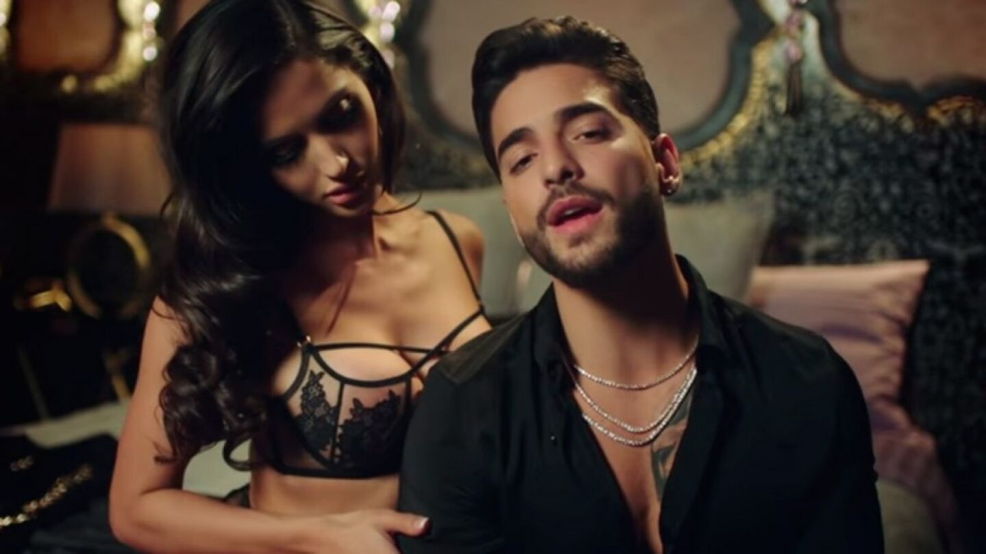 Maluma y Natalia Barulich en el videoclip de 'Felices los 4'