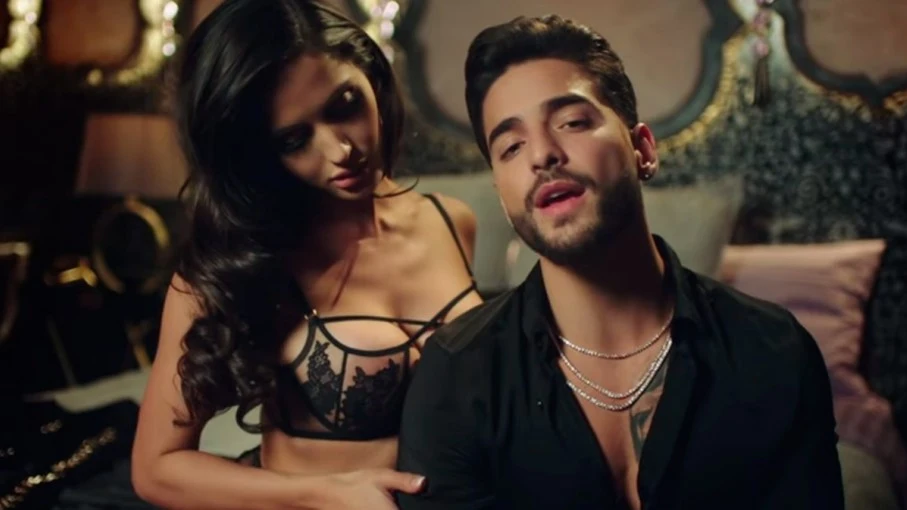 Maluma y Natalia Barulich en el videoclip de 'Felices los 4'