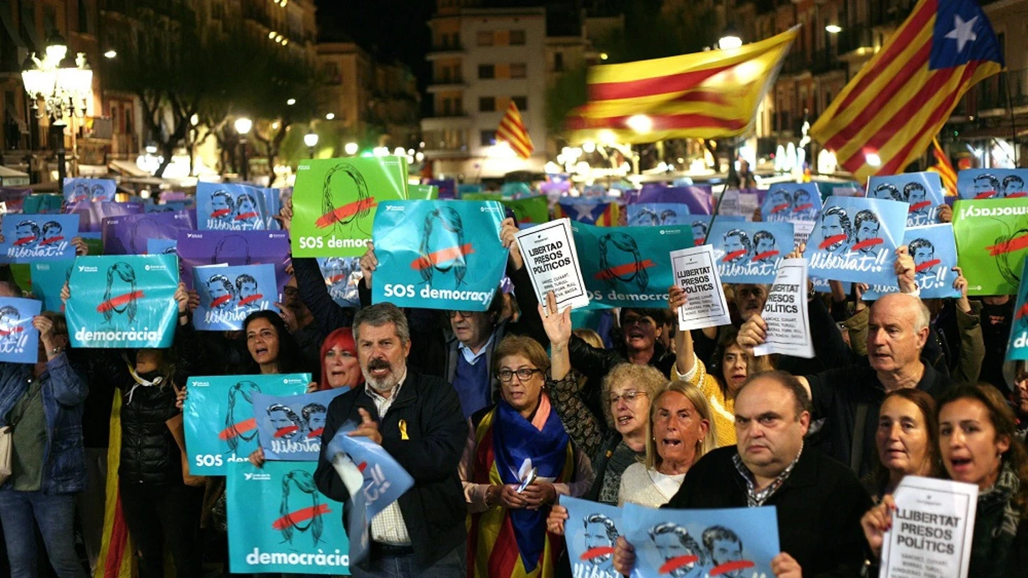 Concentraciones en Cataluña para exigir la libertad de los exconsellers presos Concentraciones en Cataluña para exigir la libertad de los exconsellers presos