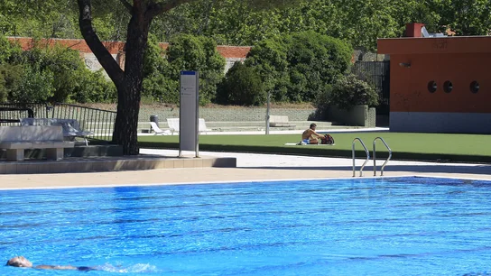 Imagen de archivo de una piscina en Madrid Imagen de archivo de una piscina en Madrid