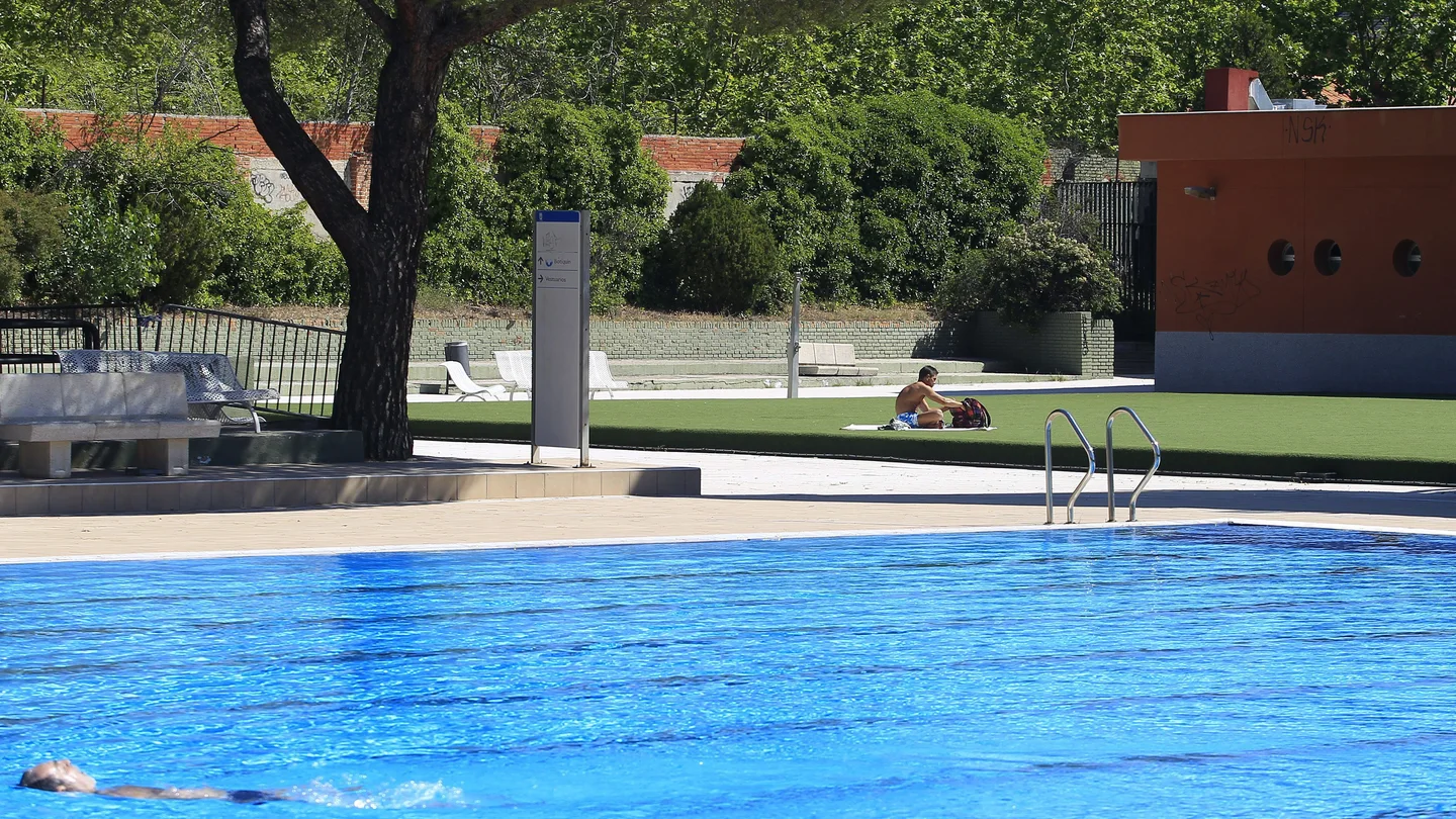 Imagen de archivo de una piscina en Madrid Imagen de archivo de una piscina en Madrid