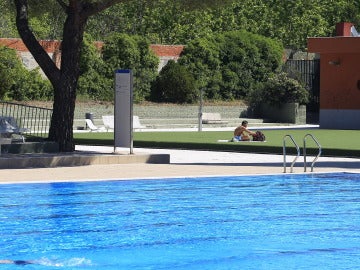 Imagen de archivo de una piscina en Madrid Imagen de archivo de una piscina en Madrid