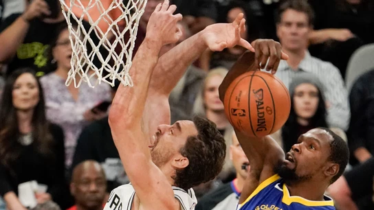 Pau Gasol, en pugna con Kevin Durant Pau Gasol, en pugna con Kevin Durant