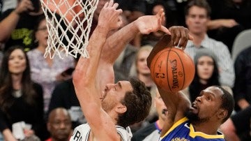 Pau Gasol, en pugna con Kevin Durant