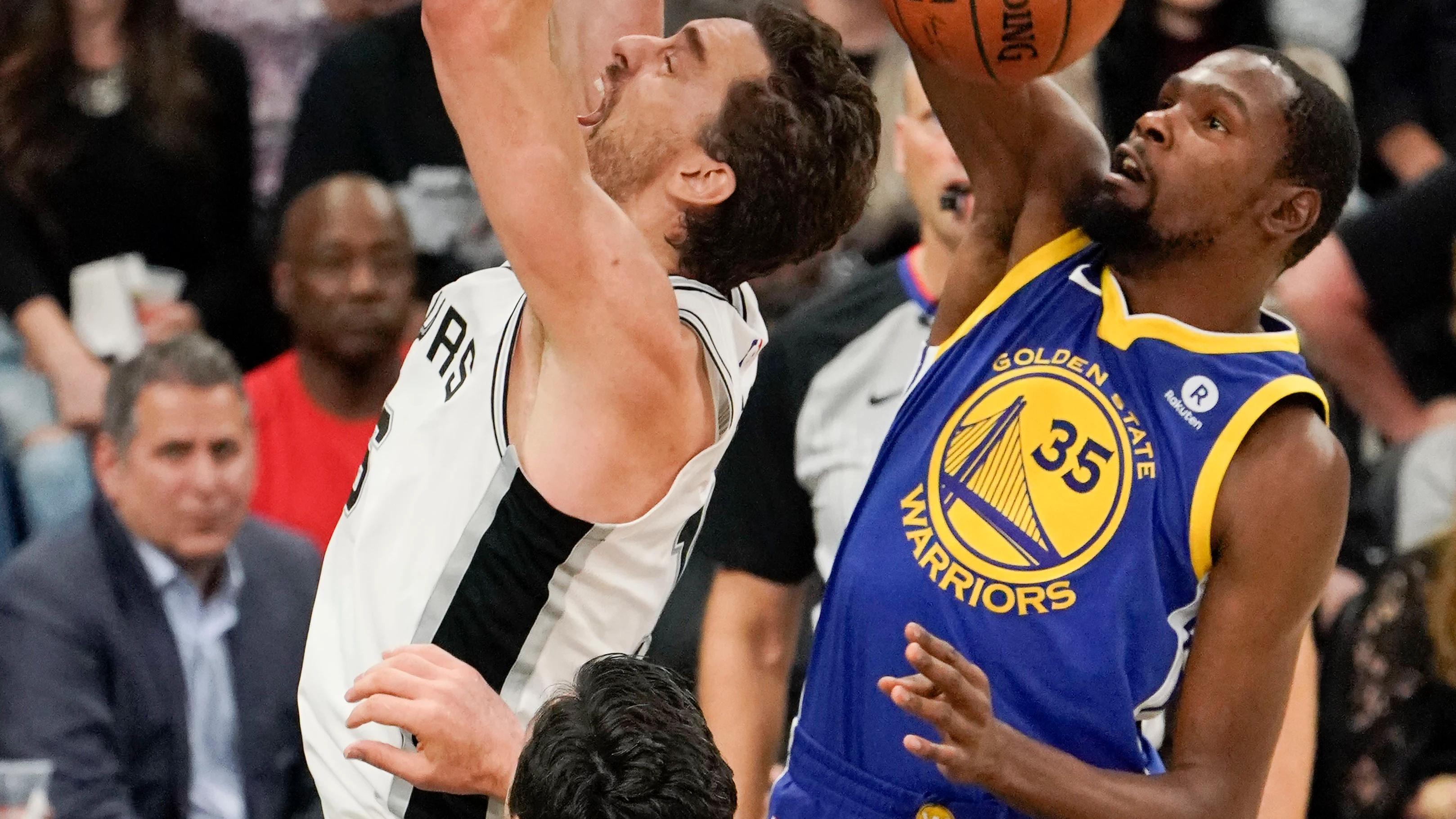 Pau Gasol, en pugna con Kevin Durant