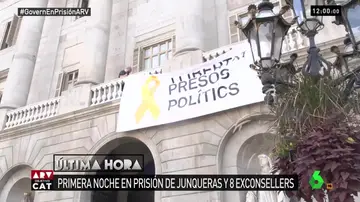 Pancarta en el Ayuntamiento de Barcelona pidiendo la liberación de los presos políticos