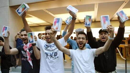 Varias personas celebran su compra del nuevo iPhone X en una tienda Apple en S&iacute;dney