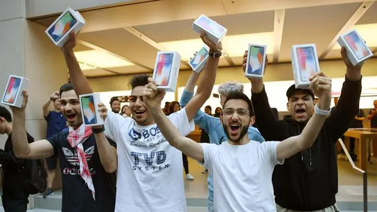 Varias personas celebran su compra del nuevo iPhone X en una tienda Apple en Sídney Varias personas celebran su compra del nuevo iPhone X en una tienda Apple en Sídney
