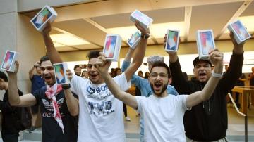 Varias personas celebran su compra del nuevo iPhone X en una tienda Apple en Sídney