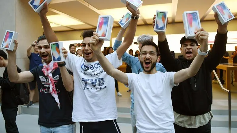 Varias personas celebran su compra del nuevo iPhone X en una tienda Apple en Sídney