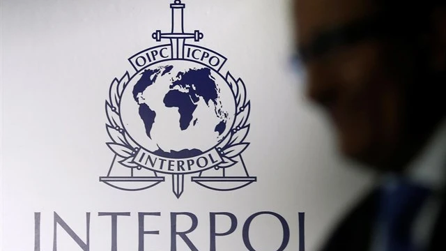 Escudo de la Organización Internacional de Policía Criminal (INTERPOL)