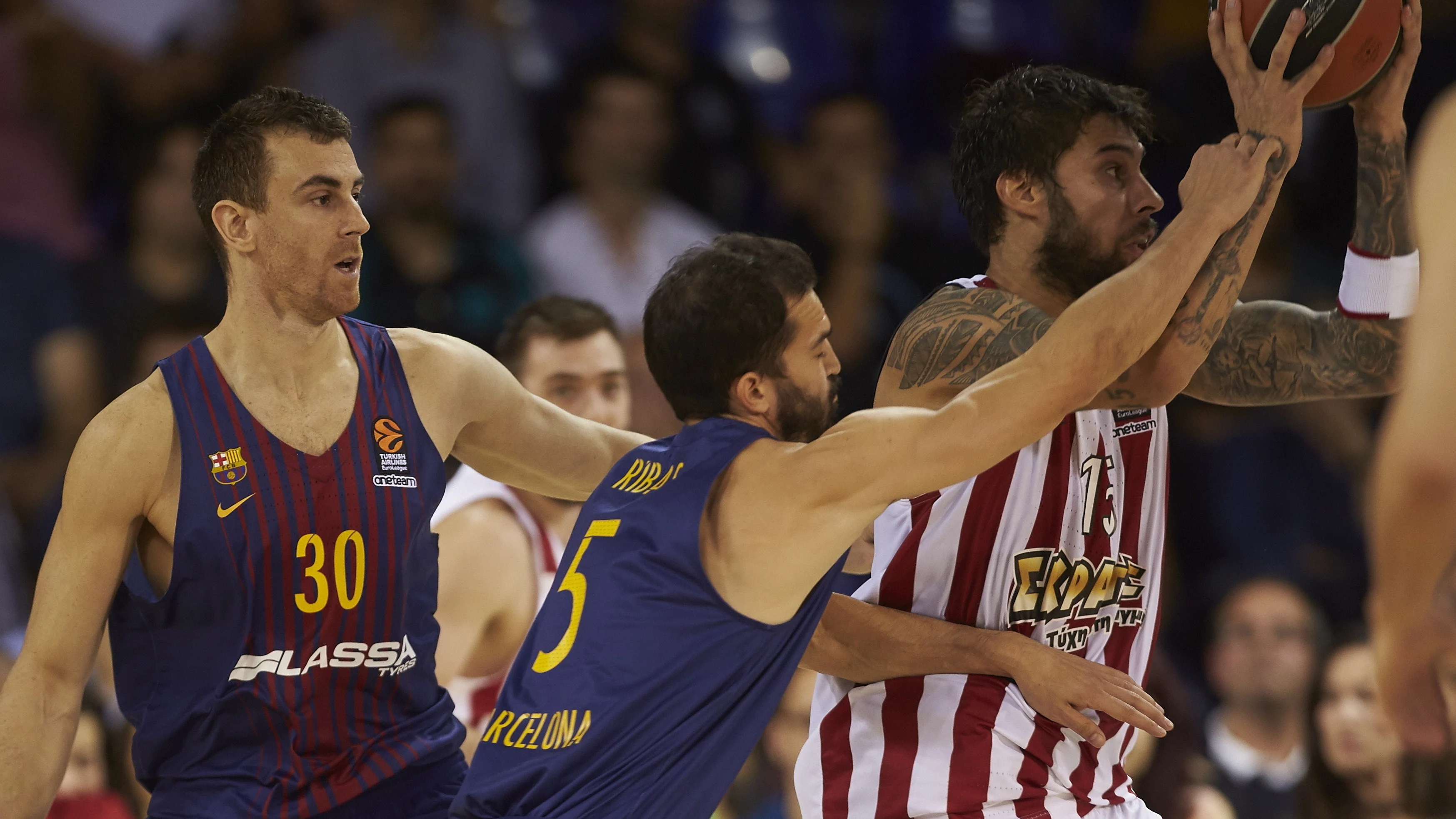 Víctor Claver y Pau Ribas pelean por un balón con Georgios Printezis