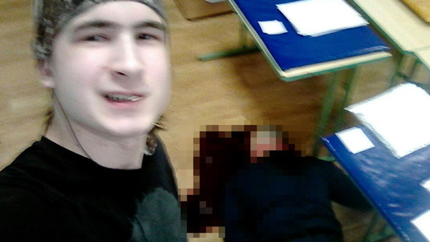 Fotograf&iacute;a tomada por el joven junto al cad&aacute;ver del profesor asesinado