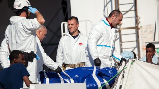 La guardia costera italiana durante un rescate en las costas de Libia. La guardia costera italiana durante un rescate en las costas de Libia.