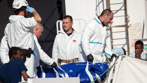 La guardia costera italiana durante un rescate en las costas de Libia.