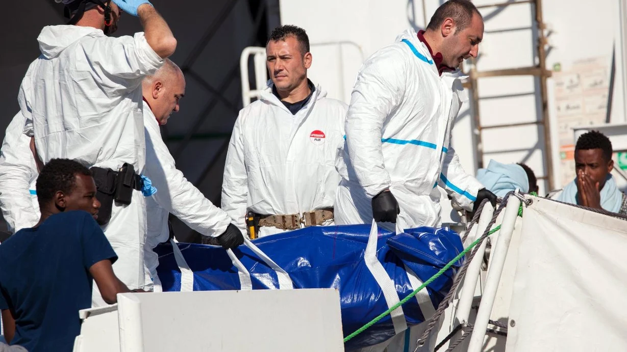 La guardia costera italiana durante un rescate en las costas de Libia.