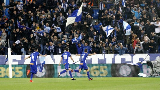 El Alav&eacute;s celebra un gol