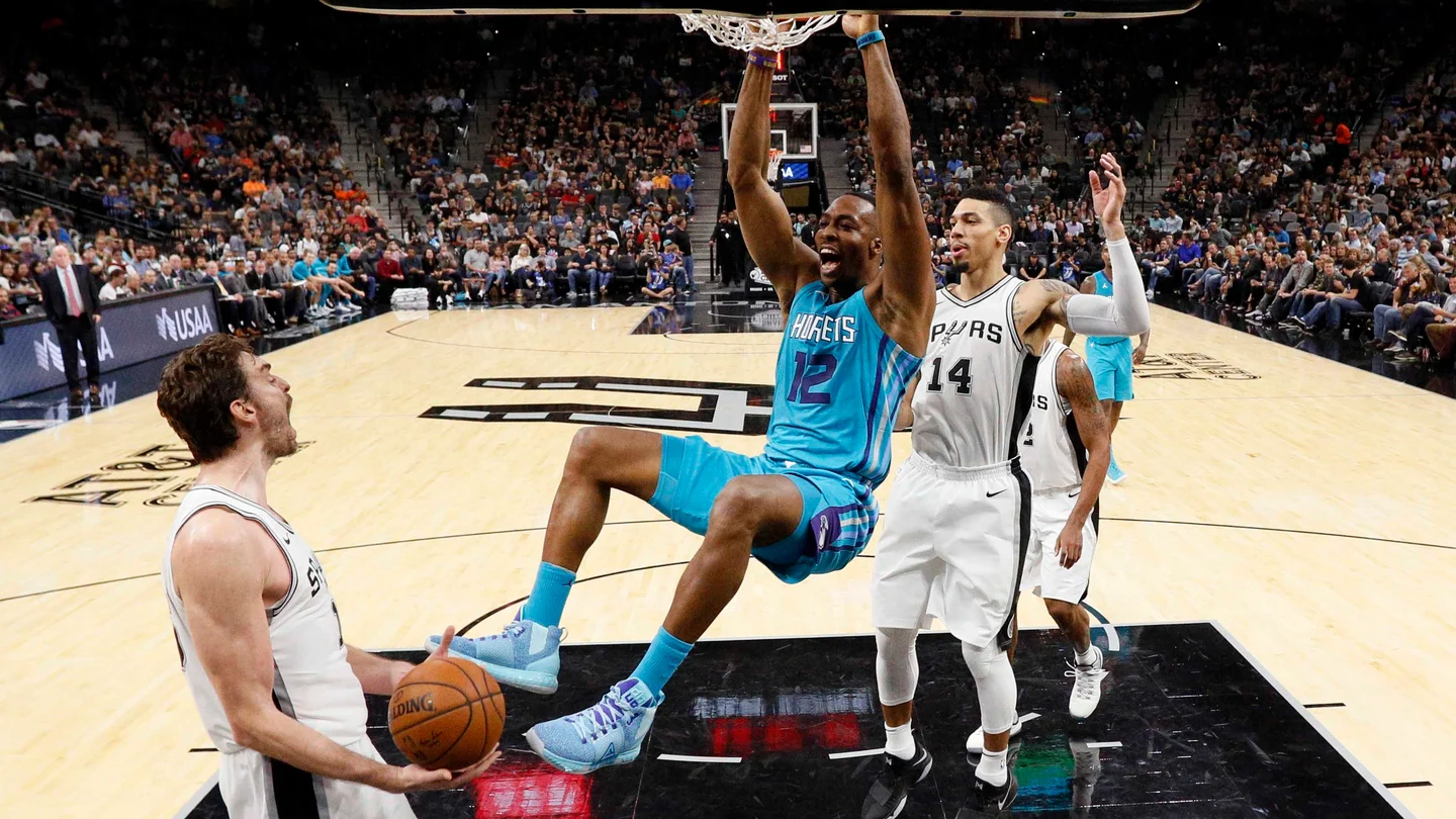 Pau Gasol ante los Hornets Pau Gasol ante los Hornets