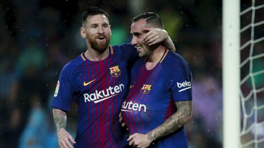 Alc&aacute;cer celebra un gol con Messi