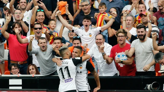 Rodrigo celebra un gol con el Valencia Rodrigo celebra un gol con el Valencia