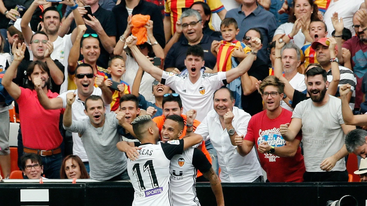 Rodrigo celebra un gol con el Valencia