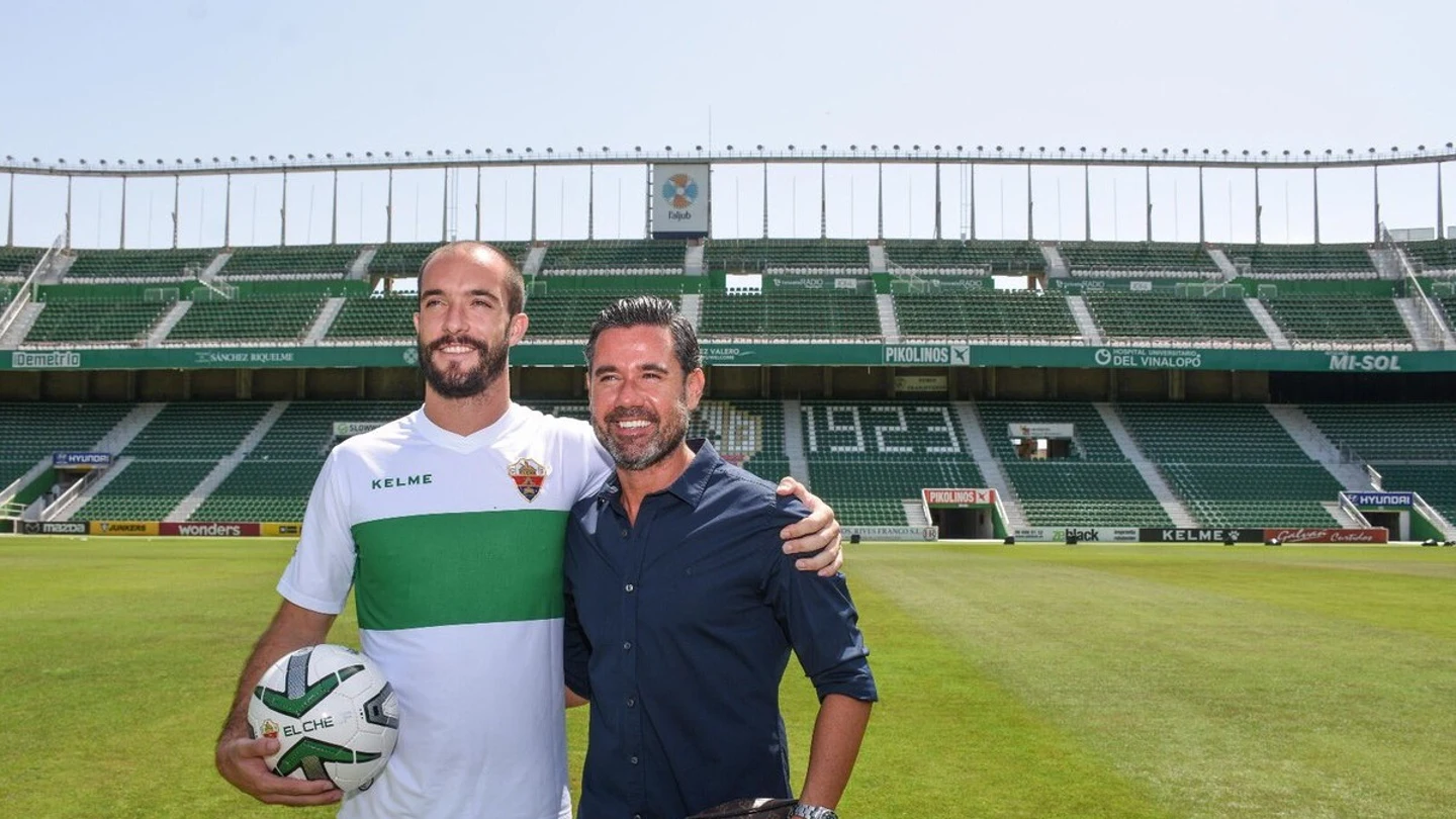 Román Golobart en su presentación con el Elche Román Golobart en su presentación con el Elche