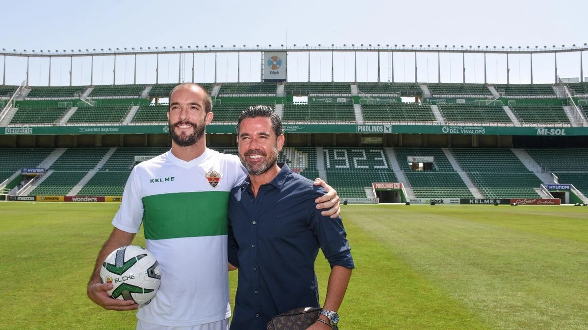 Román Golobart en su presentación con el Elche Román Golobart en su presentación con el Elche