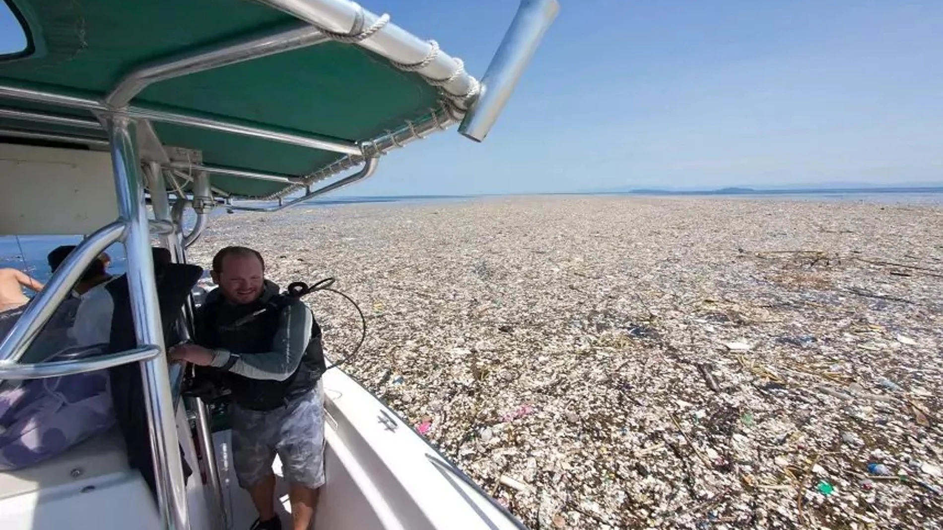 Mar cubierto de basura en el Caribe