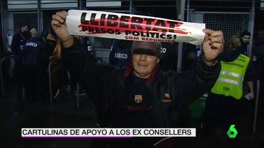 El Camp Nou pide 'justicia' para el Govern cesado con 70.000 cartulinas de 'libertad presos pol&iacute;ticos'