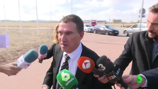 Jaume Alonso-Cuevillas hablando con los medios Jaume Alonso-Cuevillas hablando con los medios