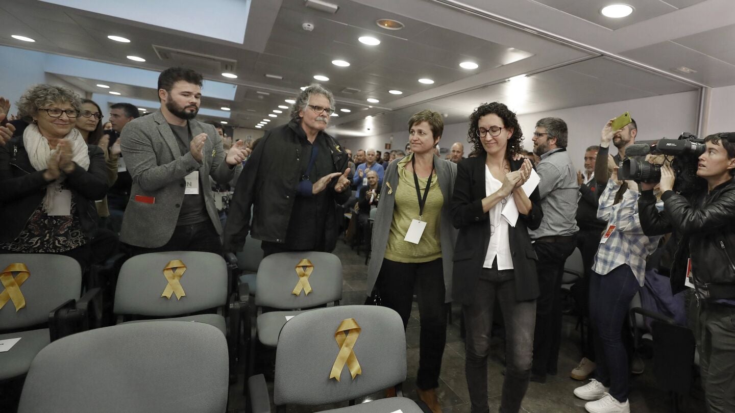 Marta Rovira y Anna Sim&oacute; homeneajean junto a sus compa&ntilde;eros con las sillas vac&iacute;as de los cuatro exconsellers de ERC encarcelados 