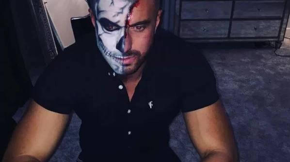 Marc Campfield con la cara pintada por Halloween