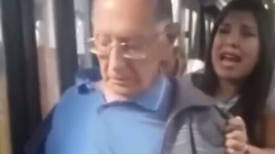 Momento previo a la detenci&oacute;n de un anciano por agredir sexualmente a una joven