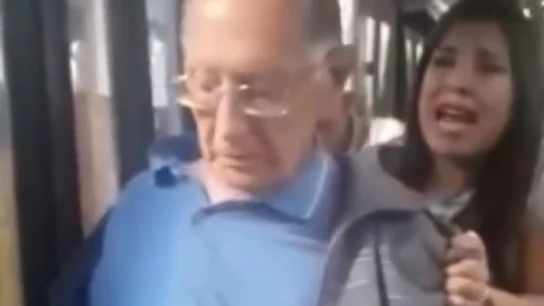 Momento previo a la detención de un anciano por agredir sexualmente a una joven Momento previo a la detención de un anciano por agredir sexualmente a una joven