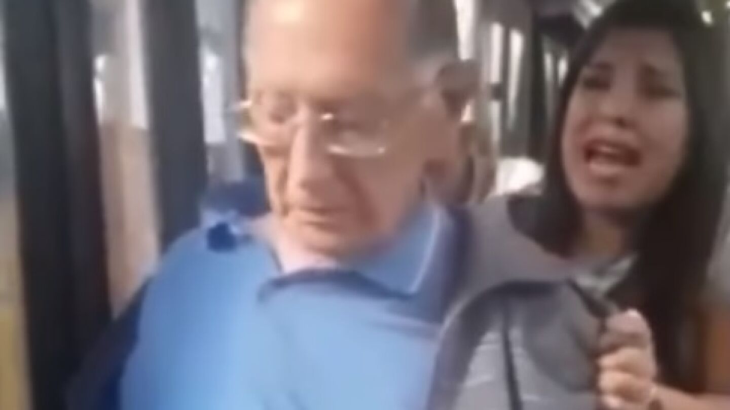 Momento previo a la detenci&oacute;n de un anciano por agredir sexualmente a una joven