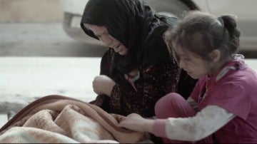 Heridos en Raqqa junto a un cuerpo