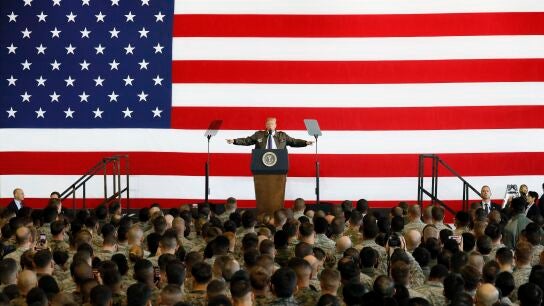 El presidente estadounidense Donald Trump en la base a&eacute;rea de Yokota (oeste de Tokio)