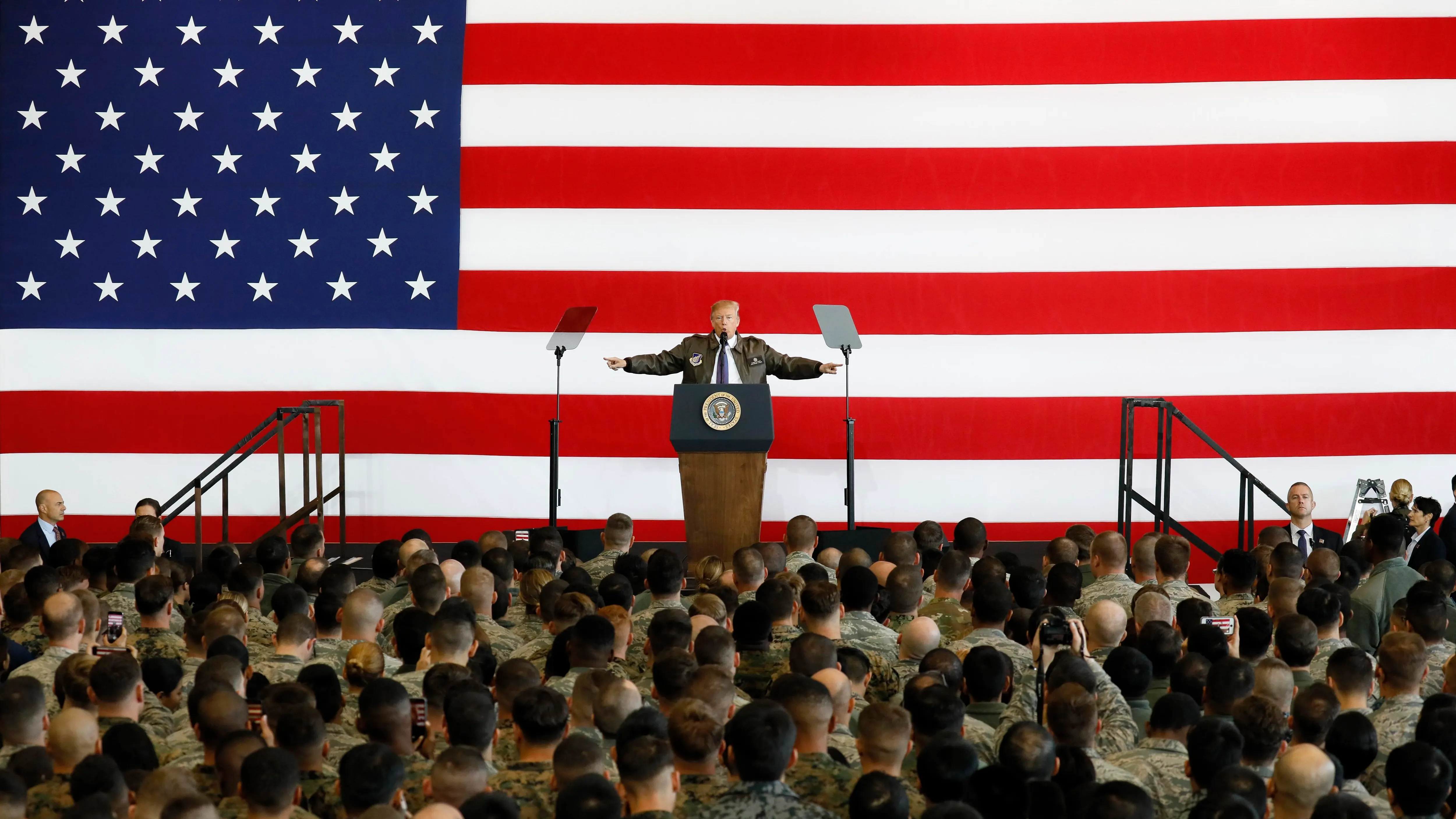 El presidente estadounidense Donald Trump en la base aérea de Yokota (oeste de Tokio)