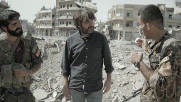 Jordi Évole, con dos combatientes de Dáesh en Raqqa