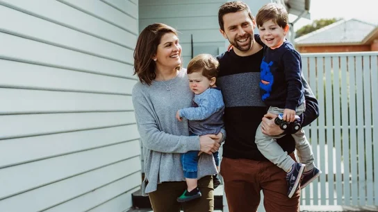 Sara Chivers con su marido Leigh y sus hijos Alfie y Hugh Sara Chivers con su marido Leigh y sus hijos Alfie y Hugh