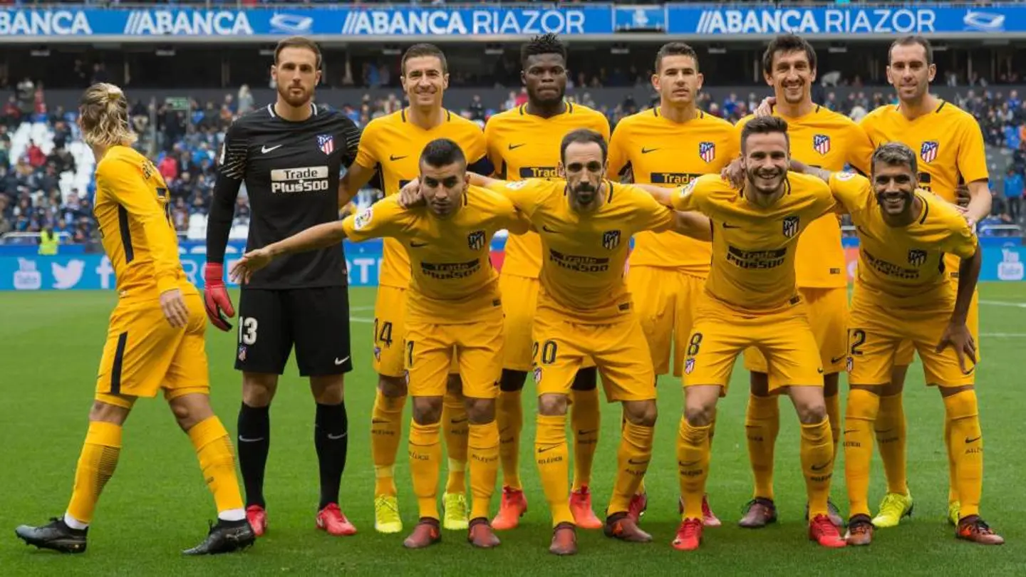 Griezmann, marchándose de la foto oficial de grupo Griezmann, marchándose de la foto oficial de grupo