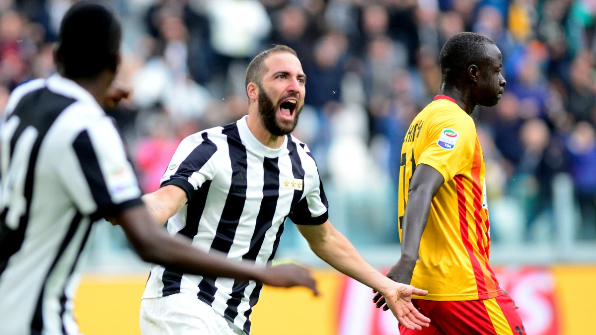 Higuaín celebra un gol